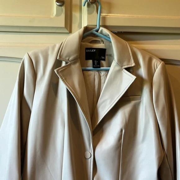 Bailey 44 Faux leather Beige / Cream Coat size LG. Only worn once. - Picture 4 of 11